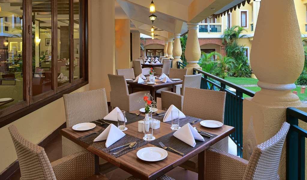 Country Inn & Suites By Radisson, Goa Candolim Restaurant bilde